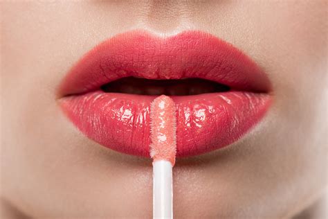 Lip Gloss Colors That Compliment Your Eye Color